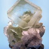 Fluorite, calcite
Xianghuapu Mine, Xianghualing, Lingwu, Lanshan, Chenzhou, Hunan, China
71 x 52 x 40 mm³

With a different light source and background (Author: Carles Millan)