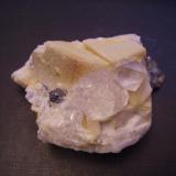 Fluorita, galena, calcita
Naica, Mun. de Saucillo, Chihuahua, Méjico
6,5 x 4,5 cm.
Delante de dos romboedros de calcita con una recristalización de cuarzo, dos cristales complejos de fluorita. El mayor mide 2 cm. arista y parece más bien un grupo de cristales que han crecido juntos. (Autor: Antonio Alcaide)