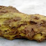 Azufre sobre basalto, procedente de una fumarola "fósil"
Canteras de la Isleta, Gran Canaria, España
unos 12 cm de largo (Autor: María Jesús M.)