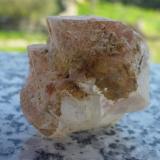 Cuarzo<br />Mina Serrabal, A Ponte Ulla-Santa Cruz de Ribadulla-San Pedro de Vilanova-Boqueixón-Codeso, Vedra/Boqueixón, Comarca Santiago, La Coruña / A Coruña, Galicia / Galiza, España<br />4 x 3,5 x 3 cm.<br /> (Autor: Rafael varela olveira)