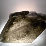 Adularia (feldespato K)
Alchuri, Shigar Valley, Baltistan, Pakistan
8 x 5,5 x 5 cm.
Cristal pseudo-rómbico con inclusiones de clorita y actinolita. Ver foto en AR en: http://www.mindat.org/photo-436919.html (Autor: Josele)