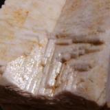 Ortoclasa (vista superior trasera, maclas de Baveno).
El Berrueco, Madrid
~5x3 cm
Asociación de tres cristales relacionados por una macla de Carlsbad y dos de Baveno. (Autor: Iván Blanco (PDM))