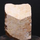 Ortoclasa (vista frontal, macla de Carlsbad).
El Berrueco, Madrid
~5x3 cm
Asociación de tres cristales relacionados por una macla de Carlsbad y dos de Baveno. (Autor: Iván Blanco (PDM))