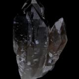 Cuarzos ahumados.
Massabé, Sils, La Selva, Girona, Cataluña, España.
Grupo; 7x4cm.
Cristal mayor; 5,1cm (Autor: DAni)