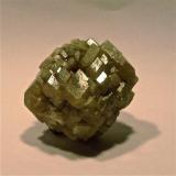Grossularia
Sierra de Cruces, Mun. de Sierra Mojada, Coahuila, México
4,5 x 4 x 4 cm.
Agregado de cristales rombododecaédricos en paralelo formando a su vez un rombododecaedro. (Autor: Josele)