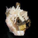 Cerusita.
Mina Luis, Minas del General, Cabezarrubias del Puerto, Valle de Alcudia, Ciudad Real, Castilla La Mancha.
5,5x4x4 cm.
Grupo de cristales de Cerusita formando características maclas en estrella. Cristal mayor 2,8 cm. Col. y foto Nacho Gaspar. (Autor: Nacho)