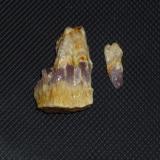 Cuarzo amatista
Monte Castro Barbudo, Taragoña, Rianxo, A Coruña, Galicia, España
3  cm x 2 cm x 1,5 cm
Pequeño grupo de cristales cruzados de Cuarzo amatista. (Autor: Rafael varela olveira)