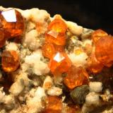 Spessartina (Espesartina)
Wushan Spessartine Mine, Tongbei, Yunxiao Co., Zhangzhou Prefecture, Fujian Province, China.
Medidas pieza: 5,4x2,8x2,1 cm, Medidas cristal mayor: 0,4x0,4x0,4cm (Autor: Sergio Pequeño)