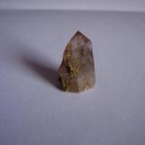 Cuarzo (punta) con Epidota
Villagarcia de Arosa, Pontevedra, Galicia, España
2 cm x 1 cm (Autor: Rafael varela olveira)