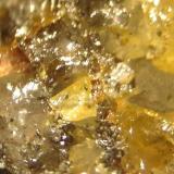 Magnetita, cuarzo y granate
Serrinha, Formiga- MG, Brasil
Cerca de 2X1 X 0,8 cm

Cristales de magnetita submilimétricas incluidos en el cuarzo y el granate.  Ampliación de 40 veces (Autor: Anisio Claudio)