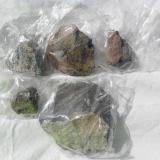 Minerales (rocas) con radiactividad
Cerro Huemul - Mendoza - Argentina
+100 mm de largo o 30-50 mm de largo
Varios minerales con importante radiactiva (muy elevada a mas de 60 microsieverts por hora) estas piezas no las tengo en mi habitación  -por precaución la tengo en el patio protegidas con un tupper + una caja de aluminio sobre una caja de vidrio (Autor: RodrigoSiev)