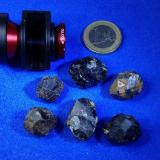 El artilugio y unos granates
El Figaró, Barcelona, España
Cristales aislados de entre 1,5 y 2 cm (Autor: Emilio Téllez)