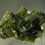 Vesuvianita
Bellecombe, Châtillon, Val d&rsquo;Aosta, Italia
Tamaño de la pieza: 4.2 × 2.7 × 2 cm.
El cristal más grande mide: 1.4 × 0.7 cm.
Foto: Minerales de Referencia (Autor: Jordi Fabre)