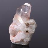 Cuarzo
Bou-Azzer (Distrito), Tazenakht, Ouarzazate, Marruecos.
8,0 x 6,0 x 5,2 cm.
Cuarzo "extraplano" con inclusiones y parcialmente recubierto por óxidos de hierro.
Recogido en 2009. (Autor: Ivan Blanco (PDM))
