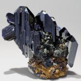 Azurita
Touissit, Oujda, Marruecos
Tamaño de la pieza: 5.8 × 5.4 × 2.2 cm
El cristal más grande mide: 3.2 × 1.7 cm
Encontrada entre Mayo-Junio de 1979
Foto: Minerales de Referencia (Autor: Jordi Fabre)
