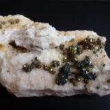 Pirita en DolomitaLas Suertes Quarry, Las Suertes, Vegas de Matute, Comarca Suroeste, Segovia, Castile and León, Spain10 x 6 cm. la pieza, 1 cm. el cristal mayor (Autor: javier ruiz martin)
