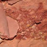En este pequeño estrato de lutitas rojas con gravas se esconden los dinosaurios.
Fot. K. Dembicz. (Autor: Josele)