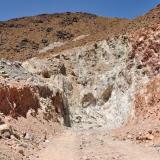 Veta de barita en el área de Bou Azzer, explotada desde antiguo. La recolección de barita y fluorita se ha convertido actualmente en un negocio próspero.
Fot. K. Dembicz. (Autor: Josele)