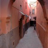 Muestrario de calizas rojas y grises en los adoquines de la medina de Marrakech.
Fot. J. Scovil. (Autor: Josele)