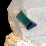 Turmalina (variedad Indicolita) y Cuarzo.
Doce Valley, Minas Gerais, Brasil.
Medidas pieza: 7,6x6,7x6,3 cm, Medidas cristal: 1,4x0,6 cm (Autor: Sergio Pequeño)