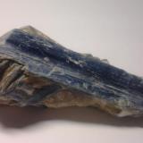 Cianita azul 
Virgem da Lapa, Minas Gerais, Brasil
11 x 3.8 x 3.6 (Autor: Gianfranco Rodríguez T.)