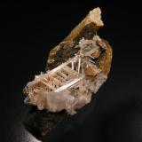 Cerusita.
Mina Luis (filón Norte), Minas del General, Cabezarrubias del Puerto, Valle de Alcudia, Ciudad Real, Castilla La Mancha, España
5,3x2,3x3,8 cm.
Grupo cristales de Cerusita formando una celosía de 4x2 cm. Col. y foto Nacho Gaspar. (Autor: Nacho)