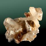 Cerusita
Touissit, Oujda, Marruecos
4,8x4,9x2,5 cm. / cristal pral.: 2,2x2,2x0,6 cm.
Agregado de cristales en macla cíclica.
Ejemplar de 1991 (E. Llorens) (Autor: Carles Curto)