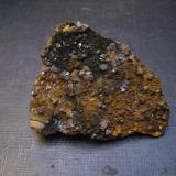 Cuprita y cobre nativo
Tieshan Fe-Cu deposit (Daye iron mine), Tieshan District, Huangshi Prefecture, Hubei Province, China
6,5 x 5 x 2,5 cm.
Octaedros rojizos de cuprita sobre cobre nativo en matriz caliza. Los cristales miden 3 mm. (Autor: Antonio Alcaide)