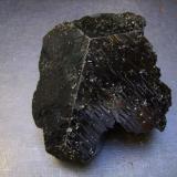 Chorlo
Tsitondroina Commune, Ikalamavony District, Ikalamavony Pegmatite Field, Matsiatra Region, Fianarantsoa Province, Madagascar
9 x 8 x 5,5 cm.
Otro chorlo del mismo yacimiento. Presenta también las caras del romboedro en la terminación superior con líneas de crecimiento. (Autor: Antonio Alcaide)