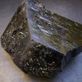 Chorlo
Tsitondroina Commune, Ikalamavony District, Ikalamavony Pegmatite Field, Matsiatra Region, Fianarantsoa Province, Madagascar
13 x 9 x 8 cm.
Gran cristal de chorlo completamente terminado. Vemos en esta foto la terminación superior con las caras del romboedro no completas, aunque terminadas. (Autor: Antonio Alcaide)