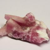 Calcita (variedad calcita cobaltífera)<br />Mina Solita, Peramea, Baix Pallars, Comarca Pallars Sobirà, Lérida / Lleida, Cataluña / Catalunya, España<br />17x11x6 mm<br /> (Autor: carles)