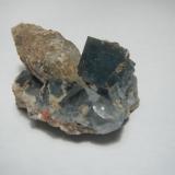 Fluorita y calcita.<br />Mina Matagalls (Minas de Sant Marçal), Sant Marçal, Viladrau, Comarca Osona, Gerona / Girona, Cataluña / Catalunya, España<br />4,5 x 3 x 3 cm. Arista 1 cm.<br /> (Autor: Carles Rubio)