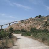 Vista de la cinta transportadora. A ver cuánto tiempo se mantiene en pie. Algunos de los pilares presentan agujeros. (Autor: Carles Rubio)