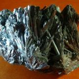 Estibina
Mina Quiruvilca / Veta Codiciada, La Libertad, Perú.
5.4 x 3.5 x 4.3 cm (Autor: Gianfranco Rodríguez T.)