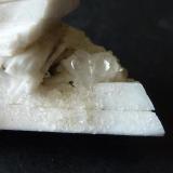 Laumontita con ApofilitaEl Berrueco, Comarca Sierra Norte (Madrid), Community of Madrid, Spain5 x 2,5 cm. (Autor: javier ruiz martin)