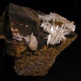 Cerusita<br />Mina Luis, filón Norte, Minas del General, Cabezarrubias del Puerto, Comarca Valle de Alcudia, Ciudad Real, Castilla-La Mancha, España<br />7,5 x 5,5 x 6 cm.  Cristales de hasta 2,3 cm.<br /> (Autor: Nacho)