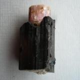 Mica Lepidolita, bañada por turmalina chorlo
Maira Mine, Alto Ligonha, Mozambique
5,5x3x3 cm
Alzado (Autor: Pep Gorgas)