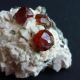 Spessartina (Espesartina) (Granate), Feldespato y Mica
Tongbei, Junxiao, Fujian, China
3 x 3 cm. (Autor: javier ruiz martin)