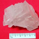 Halita
Mina de Guerrero Negro, Baja California Sur, México
6.5 X 3.5 X 3 cm.
Cristal cúbico de Halita semi transparente. (Autor: Luis Edmundo Sánchez Roja)