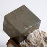 Pirita.
Victoria Mine, Navajún, La Rioja, España.
Medidas pieza: 8,5x6,5x6,1 cm, Medidas cristal: 2,7x2,7x2,4 cm. (Autor: Sergio Pequeño)