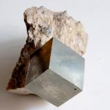 Pirita.
Victoria Mine, Navajún, La Rioja, España.
Medidas pieza: 8,5x6,5x6,1 cm, Medidas cristal: 2,7x2,7x2,4 cm. (Autor: Sergio Pequeño)