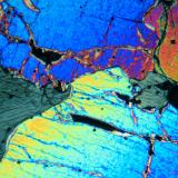 Olivino y ortopiroxeno (enstatita)
Lanzarote, islas Canarias, España.
FOV 3 mm
Una vista general de la roca bajo el microscopio. las zonas grises corresponden al ortopiroxeno, las coloreadas al olivino. Fotografía con polarizadores cruzados. (Autor: Vinoterapia)