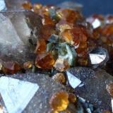 Spessartina (Espesartina) (Granate), Cuarzo y Mica
Tongbei, Junxiao, Fujian, China
5 x 4 cm.

Detalle (Autor: javier ruiz martin)