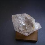 Cuarzo
Selvino, Val Seriana, Provincia de Bergamo, Lombardía, Italia
5 x 3 x 3,5 cm.
Un cristal de cuarzo de magnífico brillo con otro cristal menor. Procede de un yacimiento bien conocido en Italia. (Autor: Antonio Alcaide)