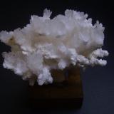 Calcita
Preguiça Mine, Sobral da Adiça, Moura, Beja, Portugal
5,5 x 6 x 4,5 cm.
Desarrollo arborescente de dos generaciones de calcita -no está analizada, podría ser aragonito-, una de color blanco botroidal y otra formada por pequeños cristales transparentes sobre la primera. (Autor: Antonio Alcaide)