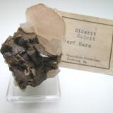 Calcite, siderite, quartz
Neudorf, Harz Mountains, Saxony-Anhalt, Germany.
6,8 x 4,2 cm
3 cm crystal on siderite with Bergakademie Freiberg label (1940-1950). (Author: Andreas Gerstenberg)