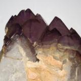 Cuarzo (variedad amatista), MicroclinaCantera Soliva (Cantera trabajos del AVE), Can Sala, Riudarenes, Comarca La Selva, Gerona / Girona, Cataluña / Catalunya, España19x18x10 cm (Autor: andres codina)