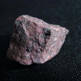 Cinabrio
Almadén, Ciudad Real, Castilla-La Mancha, España
2x2 cm. la cara frontal
Un agregado finamente granudo de color rojo oscuro y gris brillante. (Autor: prcantos)