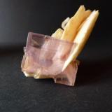 Fluorita y Barita<br />La Cabaña, Valdelmar, zona minera de Berbes, Berbes, Ribadesella, Comarca Oriente, Principado de Asturias (Asturias), España<br />6,5 x 2,5 cm.<br /> (Autor: javier ruiz martin)