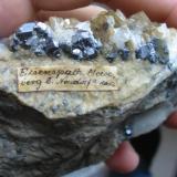 Galena, siderite, quartz
Meiseberg mine, Neudorf, Harz, Saxony-Anhalt, Germany.
9,1 x 8,2 cm
Second label, glued on the sample. (Author: Andreas Gerstenberg)